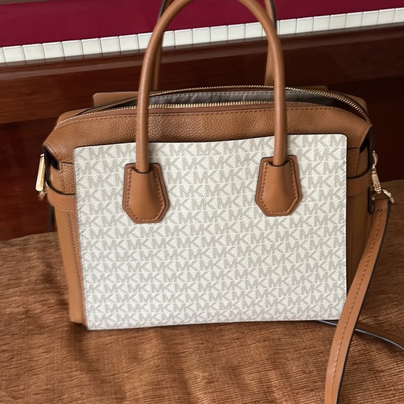 Michael Kors bag 12x10x5 excellent used condition - Picture 6 of 8